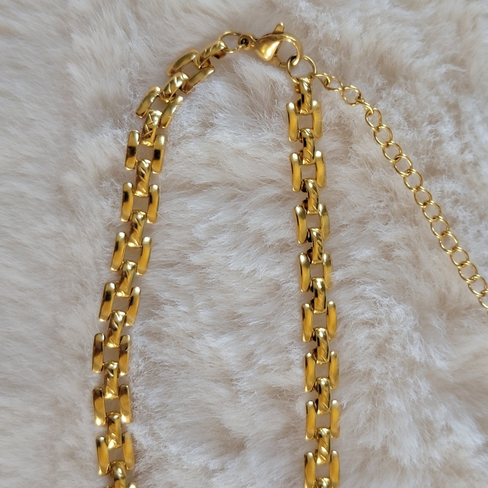 GOLD Necklace & Earrings - Picture 4 of 5
